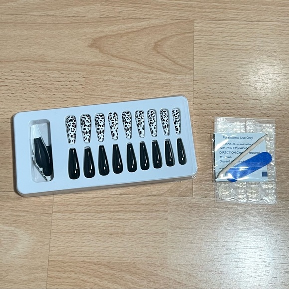 New 24 piece Press On Nails with tabs and kit to adhere - Picture 2 of 3